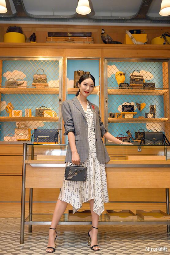 王祖蓝|王祖蓝一家6口为女庆生！老婆穿牛仔裤全场最高，祖孙三代共用一个鼻子