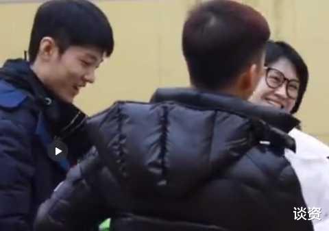 周涛|周涛探班许晴剧组，同框合影破次元壁，生图状态太好了