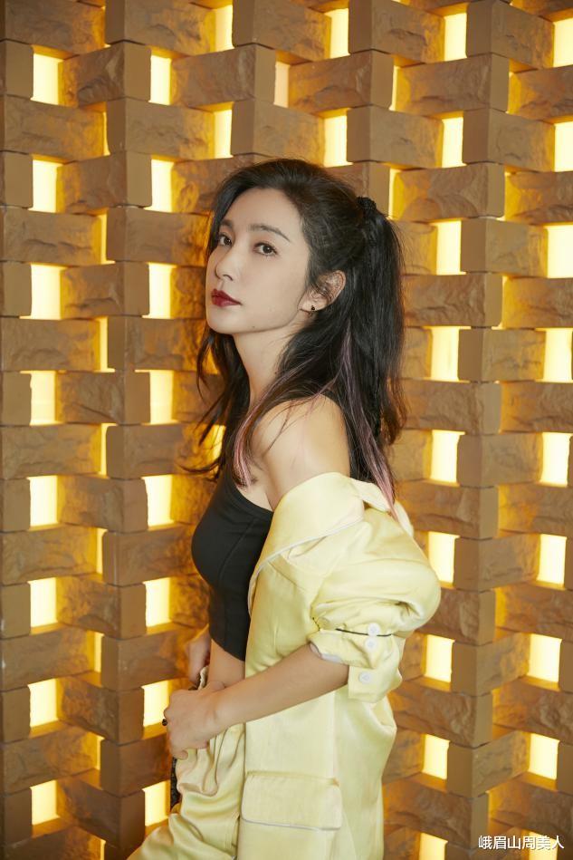 李冰冰|?49岁李冰冰也太敢剪头发了，网友直呼：气质大变差点认不出
