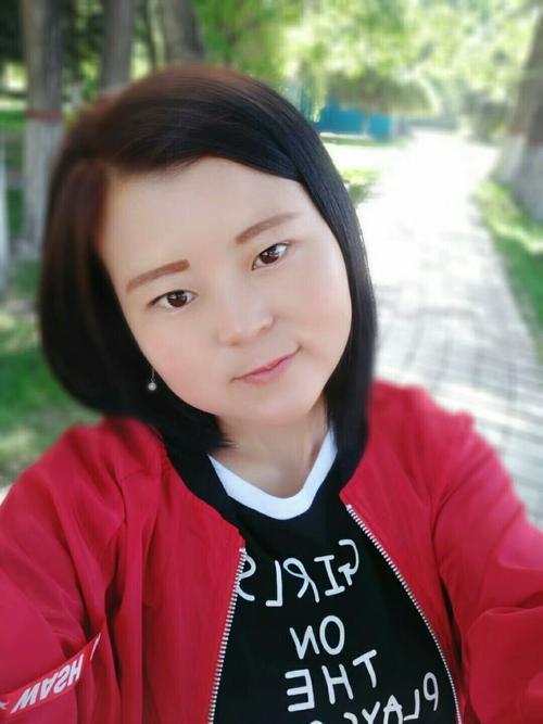 大叔 50岁中年巨婴，穿衣只穿粉色，出门用奶瓶喝奶，女儿也得让着她