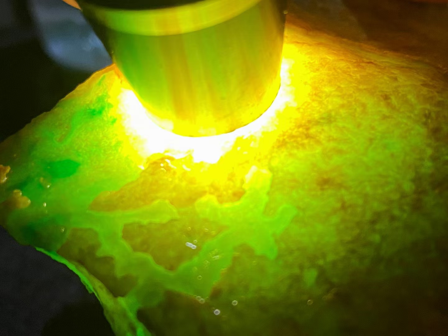 菩提|为什么带“油”的翡翠原石这么受欢迎？