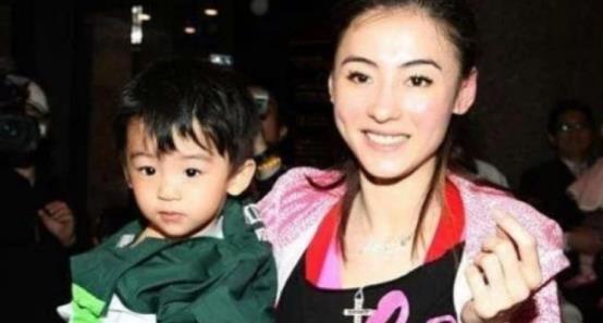 张柏芝|张柏芝三胎生父疑曝光，晒视频神秘男子现身，家中当面穿衣不避嫌