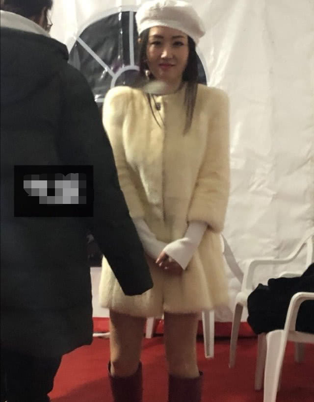 杨钰莹|杨钰莹都是过时过气的老歌手了，在工地上露天商演，也不掉价！