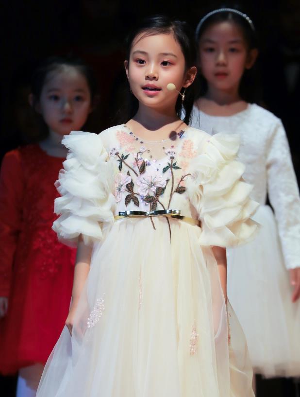 贾云馨|甜馨成功摘掉“丑女”标签，9岁逆袭成美人，像爸像妈终于清楚