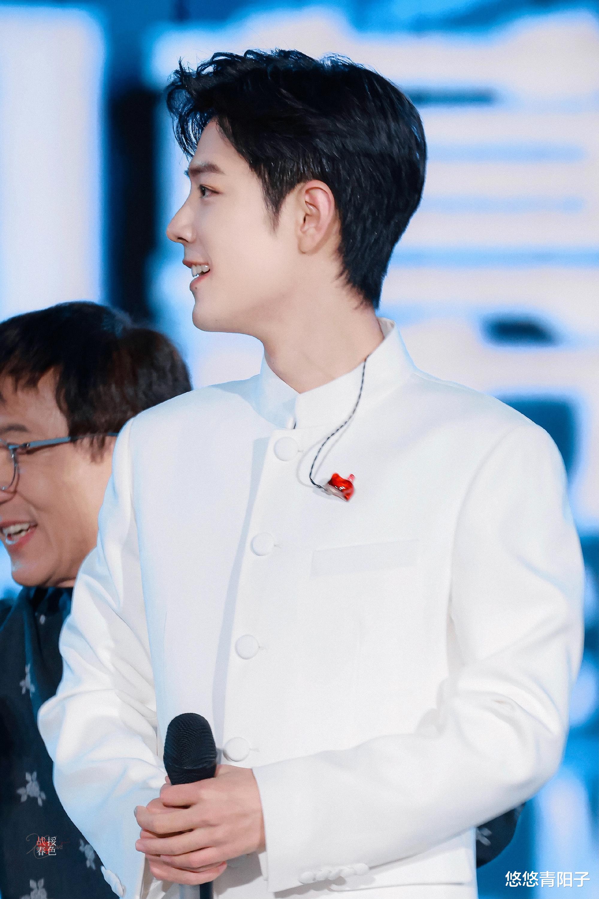 肖战|承包一条街的街旗，一眼望不到边，随处可见的肖战，被实力宠爱！