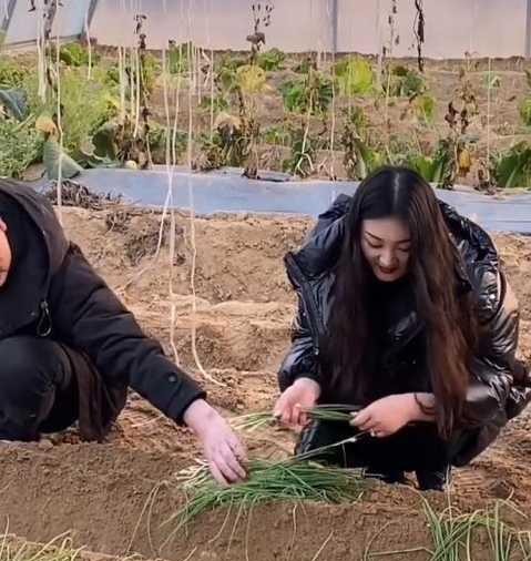 陈亚男|朱小伟带媳妇坐游艇又引网友争议:没你爹你啥也不是