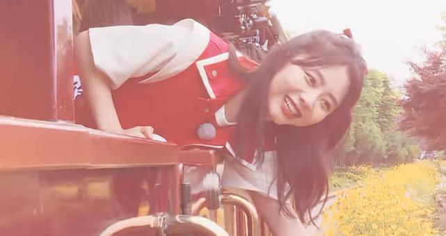 谭松韵|谭松韵靠baby肩膀，谁注意李沁的反应，暴露女明星之间真实关系