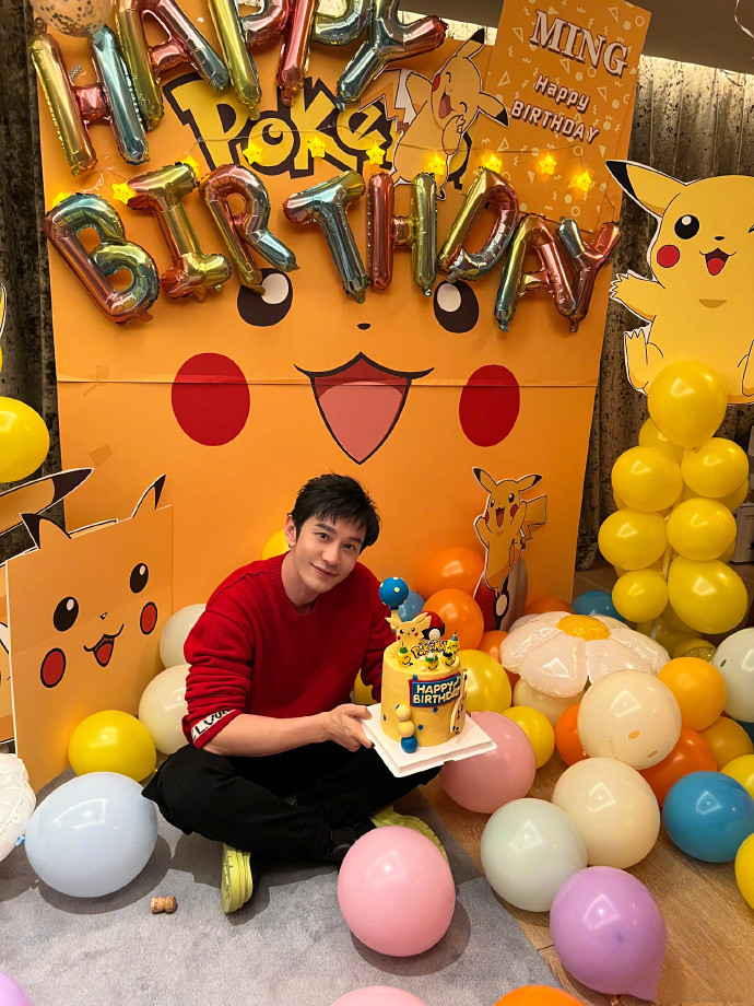 黄晓明|黄晓明庆44岁生日，赞儿子的礼物“最好最窝心”，baby保持沉默