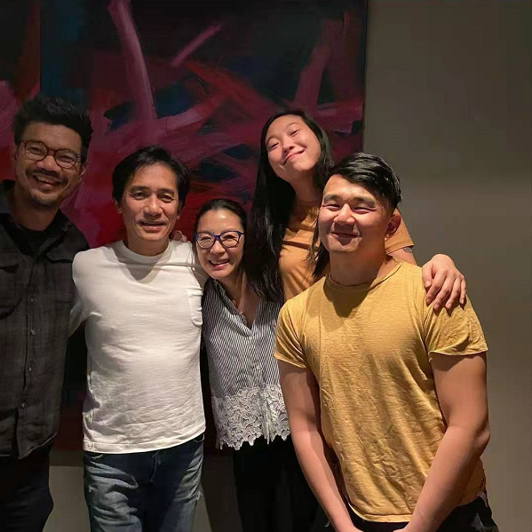 梁朝伟|梁朝伟杨紫琼剧组聚餐勾肩搭背超亲密，59岁梁朝伟肚腩十分抢镜