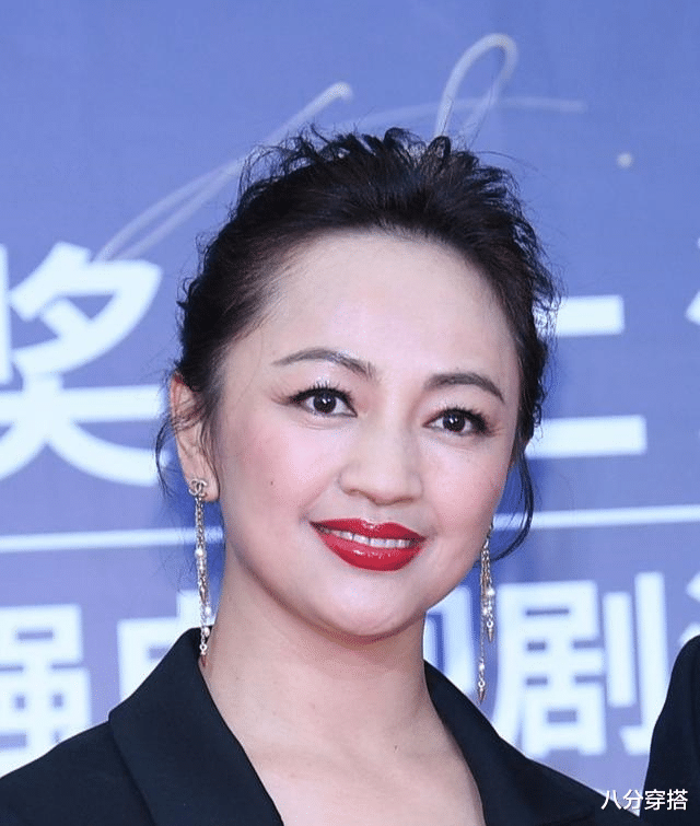 八分穿搭|罗海琼真是个“时髦精”,黑西装配阔腿裤洒脱帅气,时髦干练