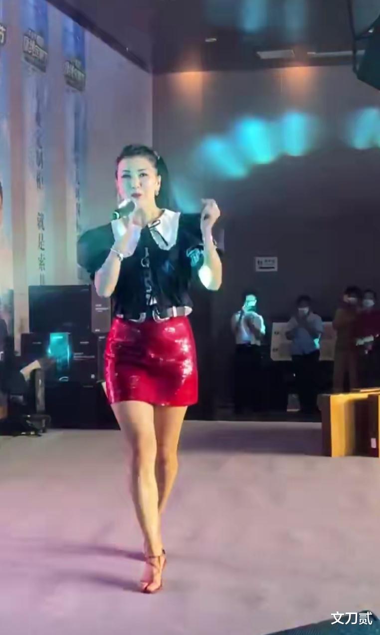 庞龙|庞龙当老师，王蓉被曝精神问题，一首歌赚2.4亿，神曲歌手怎样了