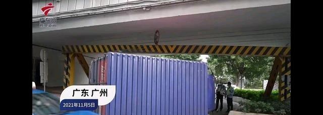 惊险!广州大货车撞限高架翻车,险砸中路人