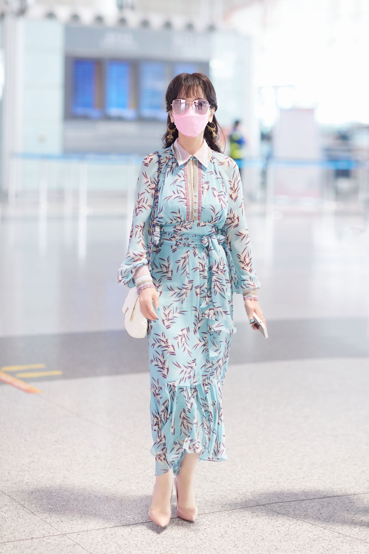 大表姐的时尚圈|赵雅芝真的很会穿,“西装连体裤”优雅范十足,真看不出年近70