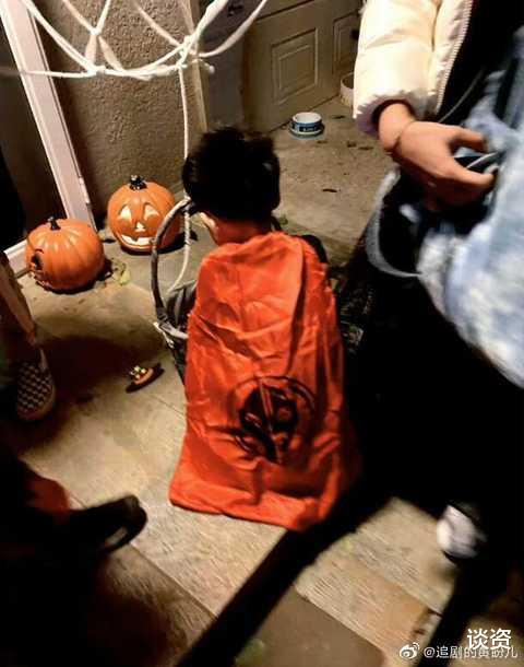 陈妍希|陈妍希带4岁儿子逛书店，小星星穿赛车服好可爱，身高已到妈妈腰部