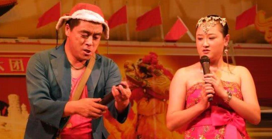 赵本山|赵本山三次收他为徒被拒，靠荤段子发家，上春晚后打警察被抓入狱