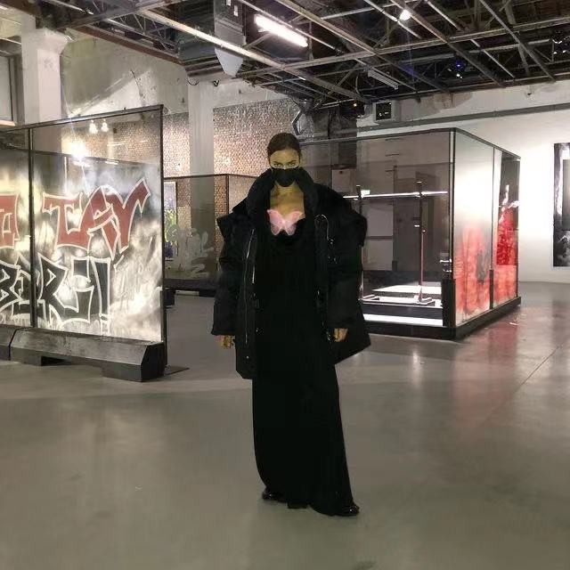 全球时尚风行 超正辣模伊莲娜真会穿！棉袄搭低胸裙挡不住性感，脸蛋只有口罩大