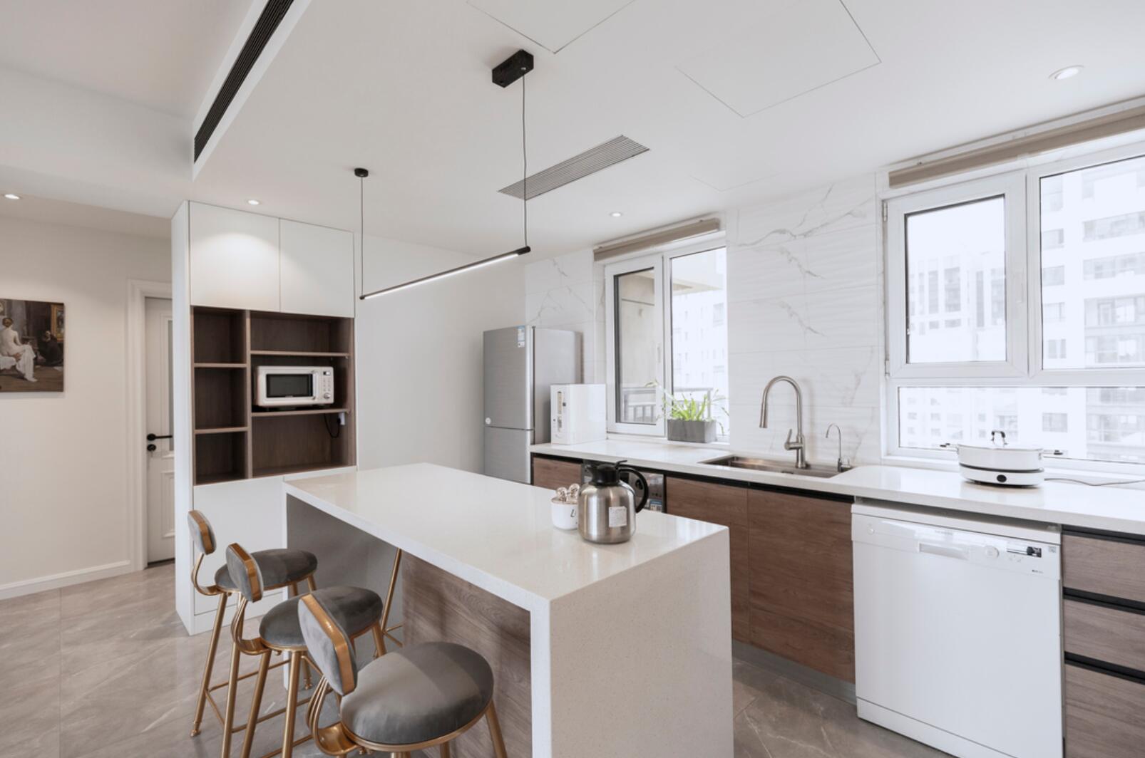 厨房做横向设计越来越普遍，真的是只有尝试过，才知道有多爽