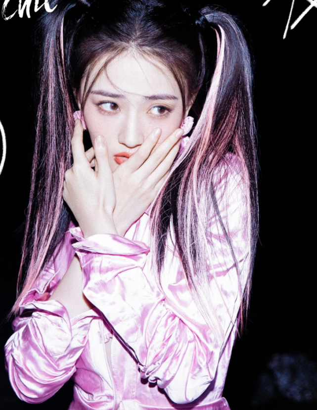 闲鱼有话说|被孙俪长发造型惊艳了，扎双马尾还染“奶奶灰”，配皮衣又美又飒