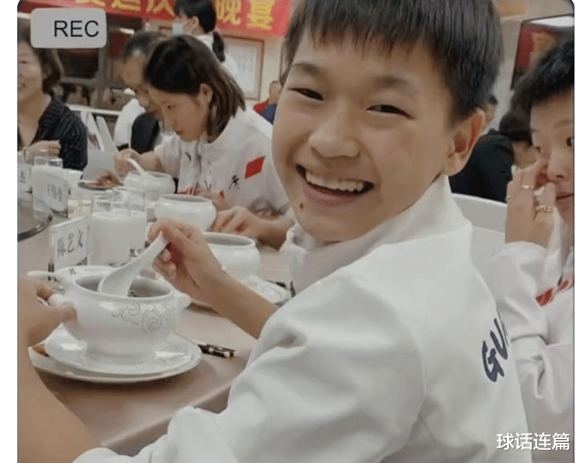 全红婵|太可爱！全红婵师姐晒照庆祝元旦，庆功宴上小红一脸满足笑容灿烂