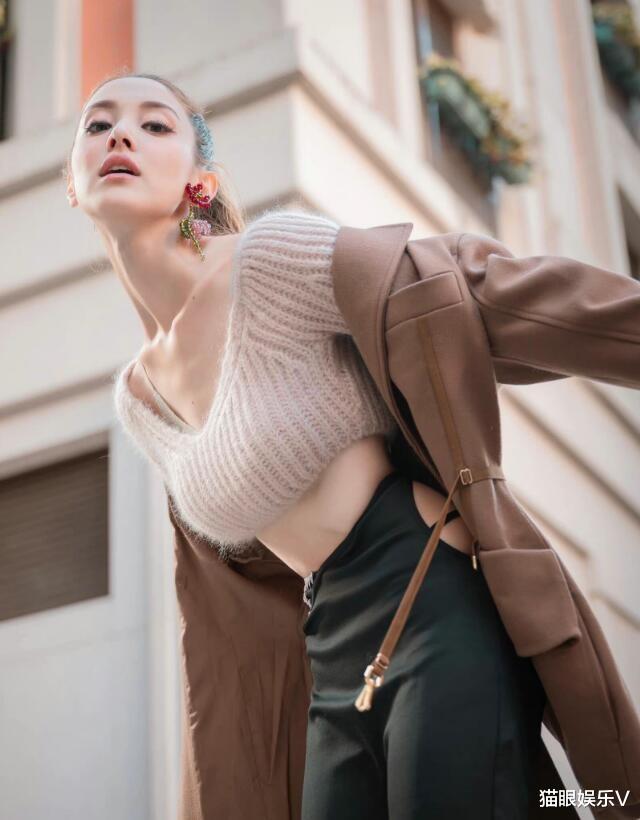 郑嘉颖|郑嘉颖娇妻晒新年合影，趴老公背上献吻好甜蜜，俩儿子却没有出镜