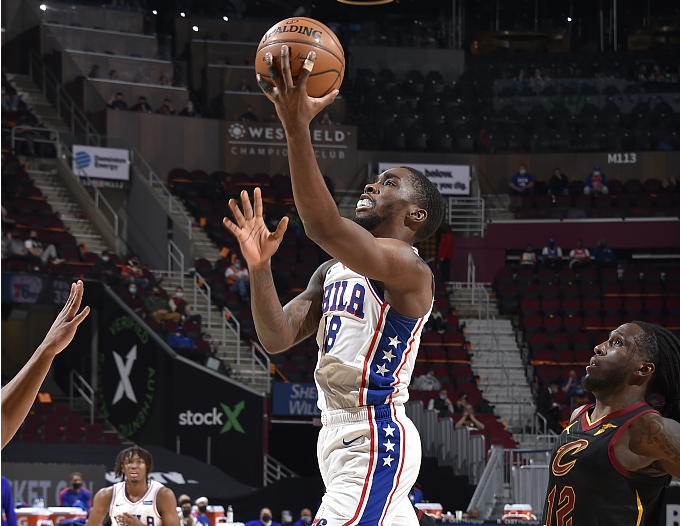 德怀特·霍华德|狂轰45+20+5！替补打懵首发，76人狂胜20分，霍华德高效爆发