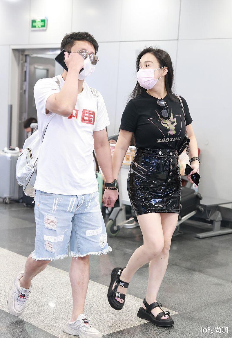 lo时尚咖|冉莹颖穿衣太时髦,跟老公同行太给老公长脸,穿紧身裙身材太火辣