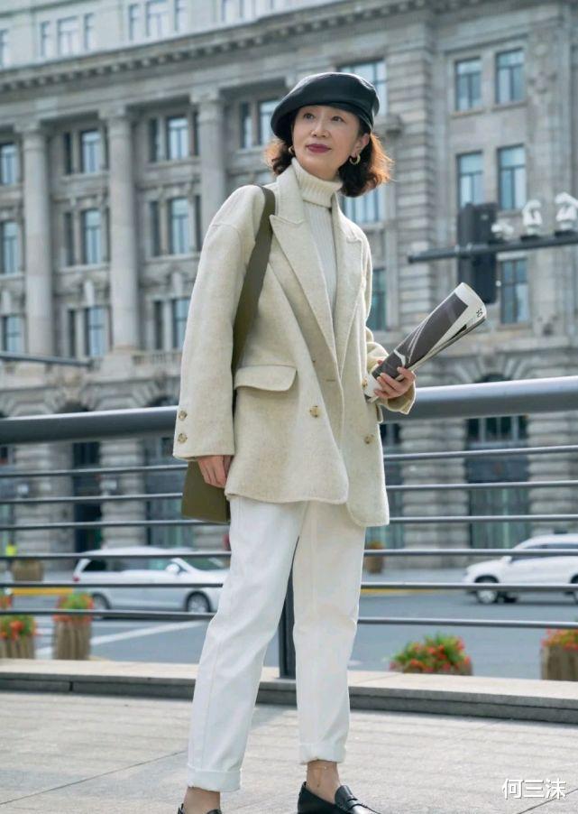何三沫 50岁的女人别总穿一身黑，可以尝试浅色穿搭，演绎别样的视觉盛宴