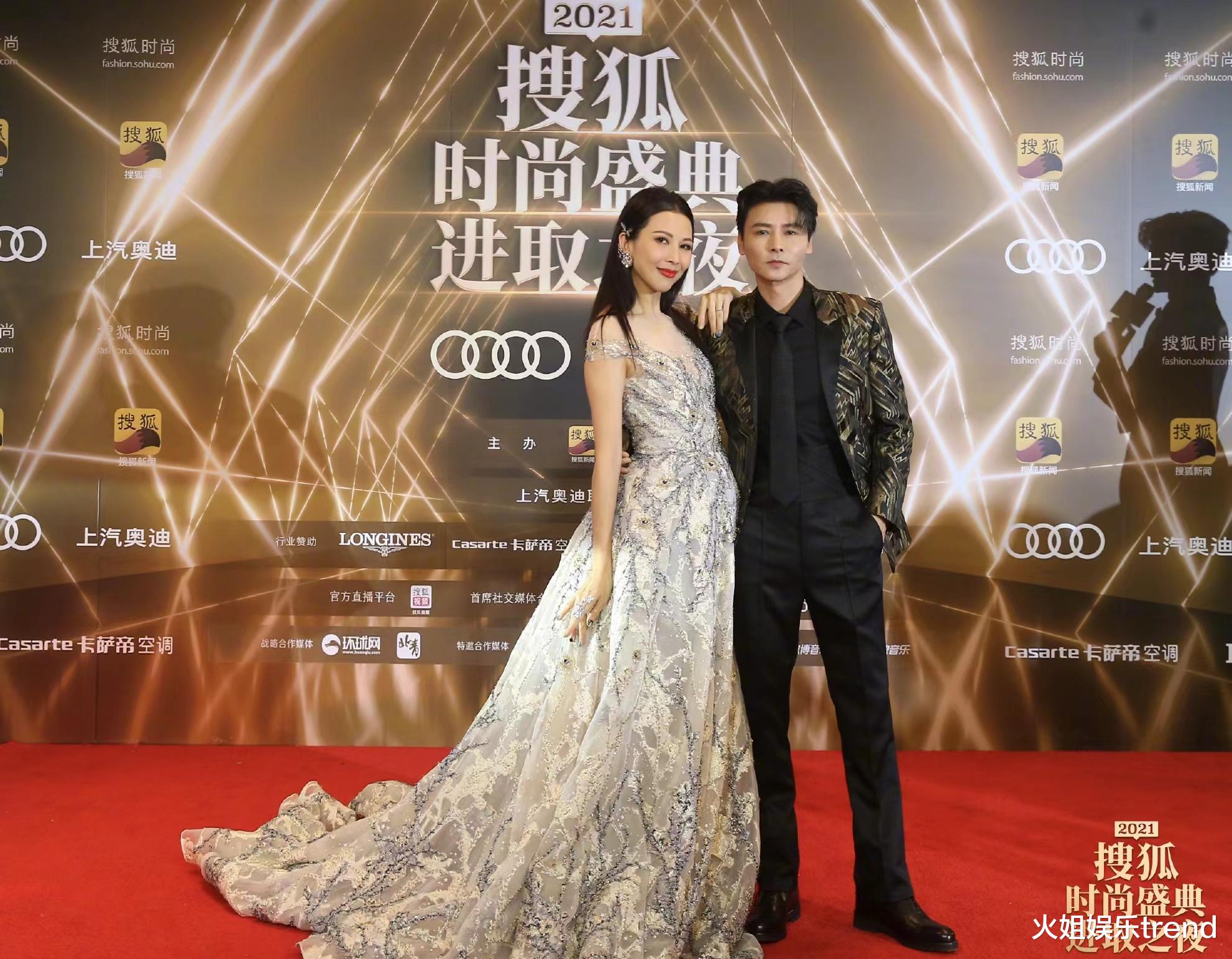 Angelababy|angelababy身着白色礼服出席搜狐时尚盛典，众星璀璨年终总结