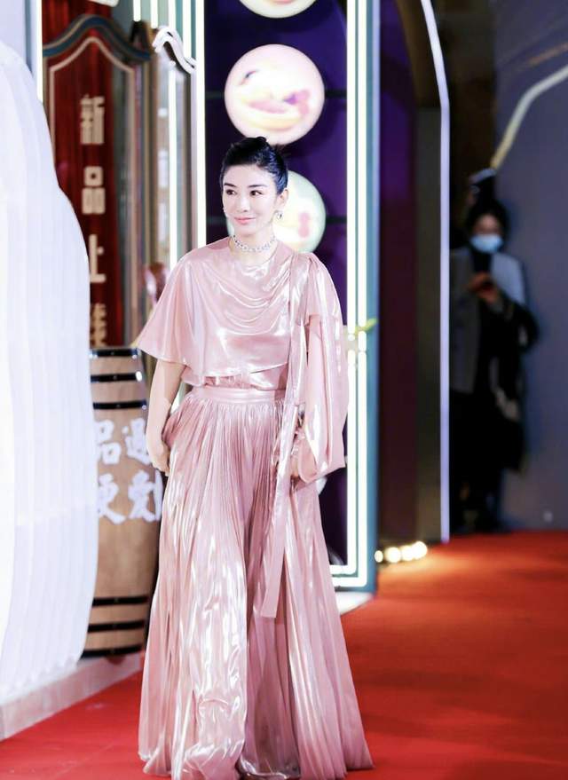 孙一文|年末红毯太养眼！61岁惠英红穿紧身裙秀身姿，26岁女星美如白天鹅