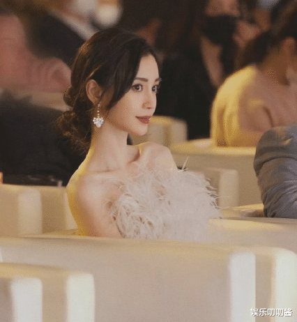 搜狐|女星为变白能多拼？baby穿开叉露背裙走红毯，全身涂粉被嘲像刷漆