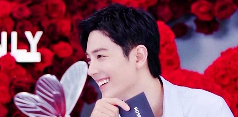 林心如|肖战害羞到耳朵通红,每次害羞的反应都很可爱,这一点一直没变