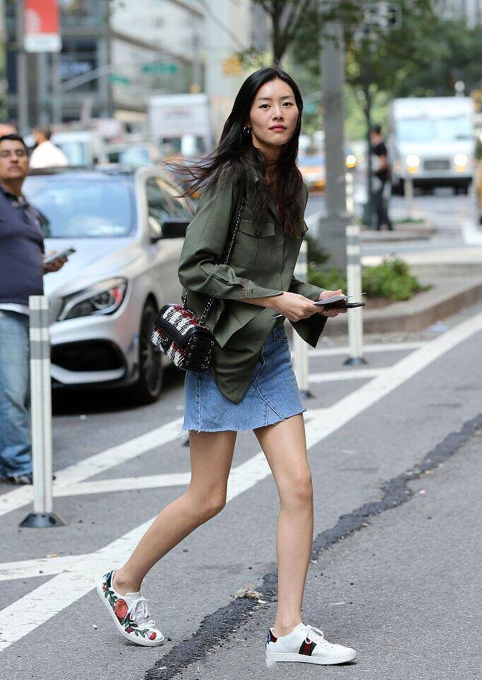 八只爪的猫|刘雯穿牛仔半身裙街拍,配平底鞋长腿也抢镜