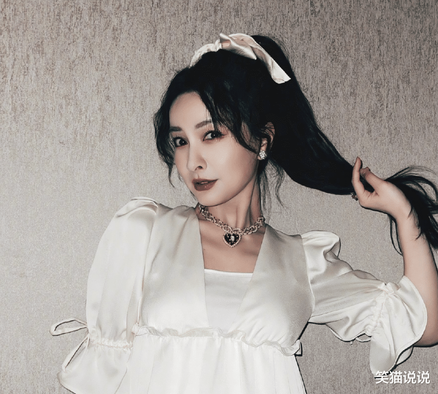 吴昕|双向奔赴的家人！吴昕深夜晒九宫格照，与何炅相拥照片放C位！