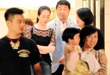 山海情|44岁左小青官宣离婚，与大20岁富豪结婚10年育一女，和平分手独自带娃