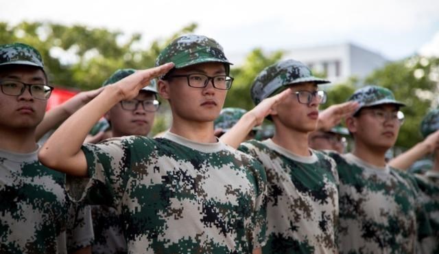 依科育儿吧|大学刚开学,大一新生有必要带电脑去学校吗?学长的建议很真实