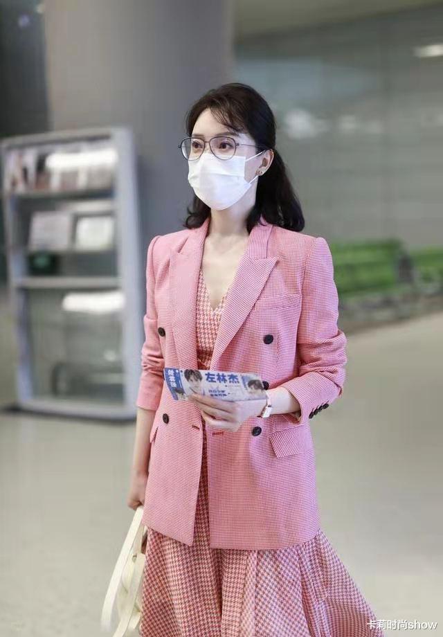 卡莉时尚show|陈数太适合西装了，穿在她身上尽显优雅大气，44岁穿粉色美出天际