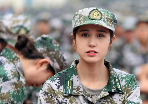 女大学生 女大学生军训照走红，多家公司排队签约均被拒，理由霸气给力