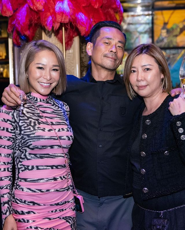 巩俐|陈慧玲携丈夫为干妈庆生，脚踩恨天高抢足风头，“乌鸦哥”罕露面