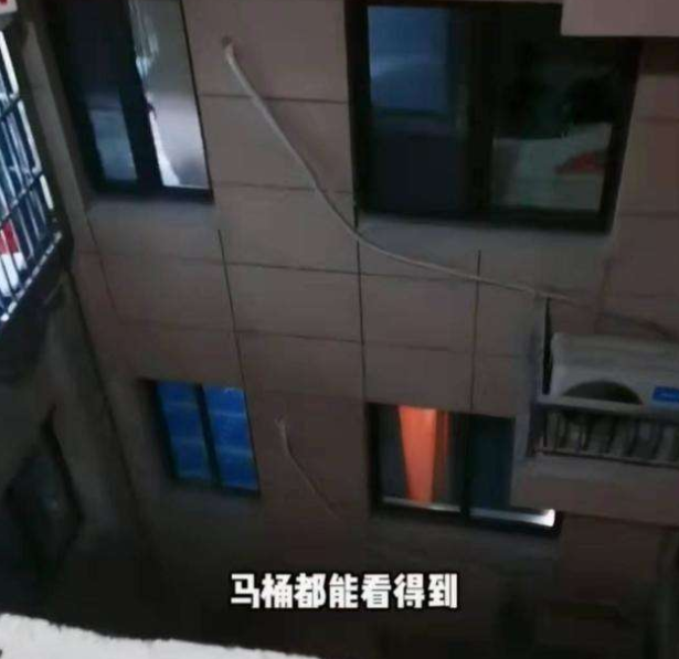 洗澡变直播,女子发现自家洗手间虽有关窗,但从外部看得清清楚楚