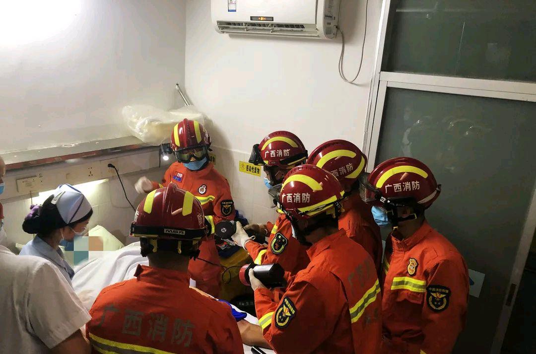 医生 男子下体卡螺母充血膨胀，医生束手无策，消防切割90分钟取出