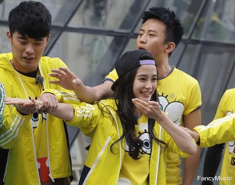 易烊千玺|唱跳演戏都不行，人气却高得可以，盘点靠综艺撑场面的明星