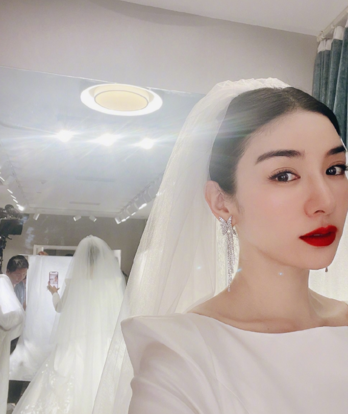 时尚风行派|43岁黄奕自嘲老要嫁人！穿白婚纱涂烈焰红唇美回巅峰，气质状态佳