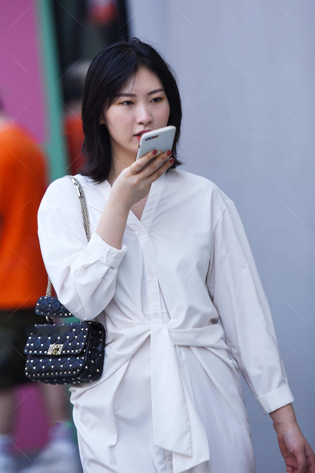 毛戈平|连身裙配上中跟凉鞋，显腿长不说，还时尚有气质