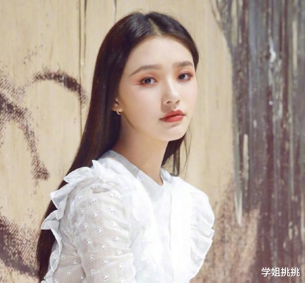 发型|脸上有3个特点的女生，不适合留中分！侧分大刘海更适合你