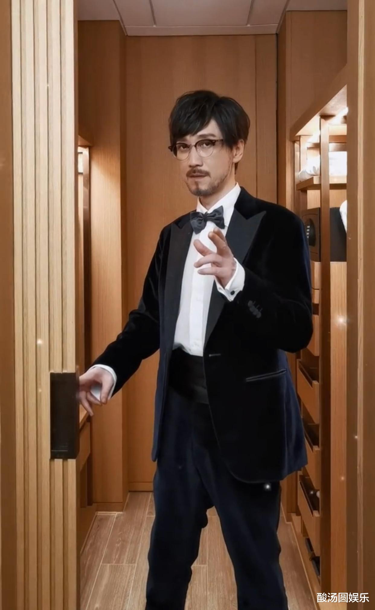 周传雄|周传雄和小刚是谁？胡茬满脸的中年大叔，如今52岁能像30岁！