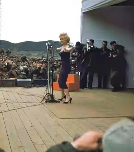 杨幂|1954年，梦露零下几十度穿吊带赴韩劳军演出，点燃10万美军激情