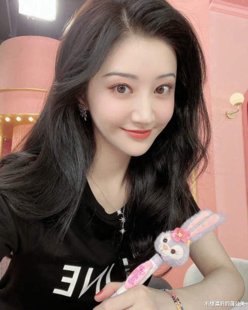 景甜|景甜录节目怼脸镜头曝光，生图脸型胖乎乎没下巴，和精修差距有点大