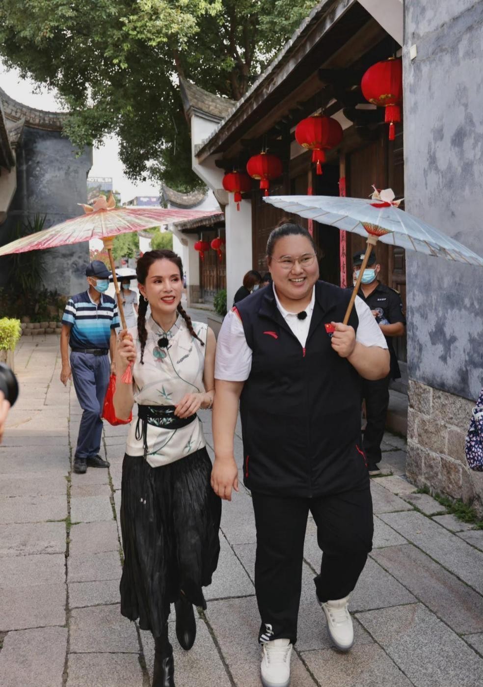 刘美华时尚 姑姑真的好温柔，穿黑色的服装低调还大方，气势不输奥运冠军