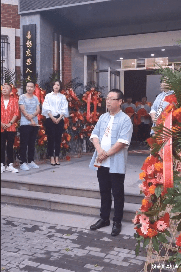 相声|大连笑掌室相声社乔迁新居，师父陈寒柏给徒弟助阵，现场尴尬到扣地