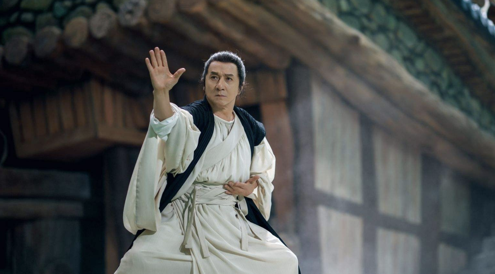 成龙|成龙两次得罪黑帮大佬，却还平安无事？背后势力连14K大佬都忌惮